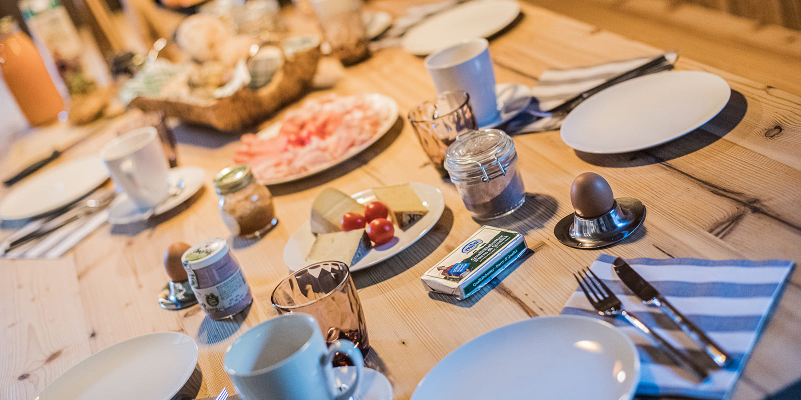 Chalet Ortles - gedeckter Frühstückstisch