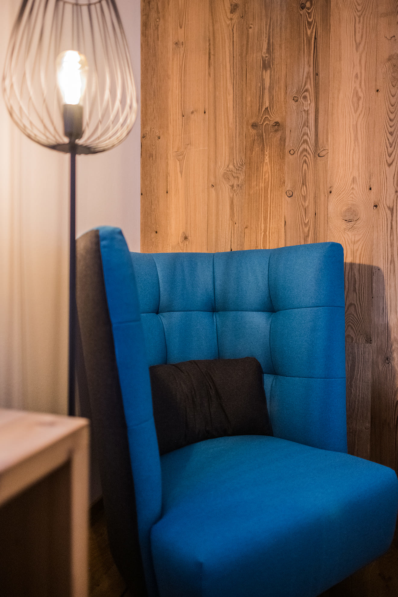 Chalet Ortles - Sessel neben Stehlampe